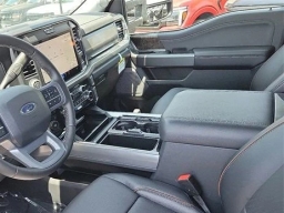 Ford Super Duty F-350 DRW LARIAT 4WD Crew Cab 8' Box 2025