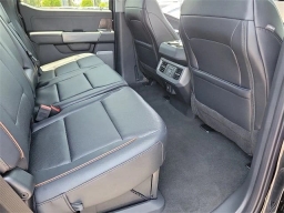 Ford Super Duty F-350 DRW LARIAT 4WD Crew Cab 8' Box 2025