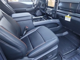 Ford Super Duty F-350 DRW LARIAT 4WD Crew Cab 8' Box 2025