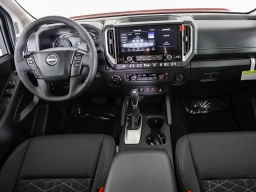 Nissan Frontier SV Crew Cab 4x4 2025