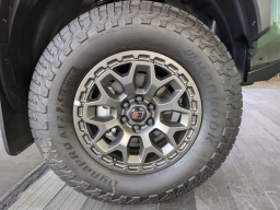 Nissan Frontier PRO-4X w/R Package Crew Cab 4x4 2026