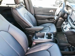 Chrysler Pacifica Select FWD 2026