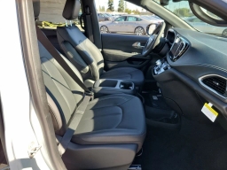 Chrysler Pacifica Select FWD 2026