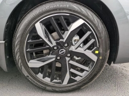 Nissan Versa SR CVT 2025