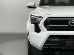 Toyota Tacoma 2WD SR5 Double Cab 5' Bed AT (Natl) 2026