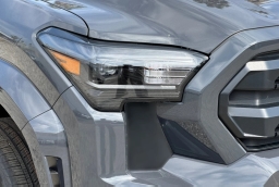 Toyota Tacoma 2WD SR5 Double Cab 5' Bed AT (Natl) 2026