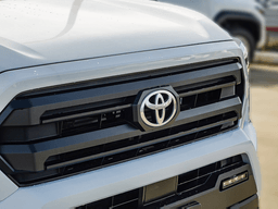 Toyota Tacoma 2WD SR5 Double Cab 5' Bed AT (Natl) 2026