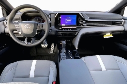 Toyota Camry SE (Natl) 2026