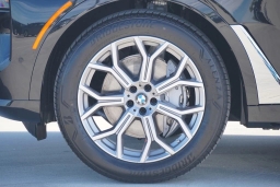 BMW X7 xDrive40i Sports Activity Vehicle 2026