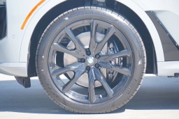 BMW X7 xDrive40i Sports Activity Vehicle 2026