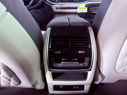 BMW X7 xDrive40i Sports Activity Vehicle 2026