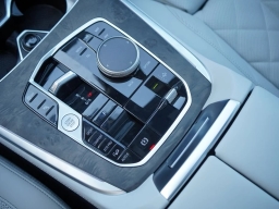 BMW X7 xDrive40i Sports Activity Vehicle 2026