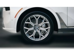 BMW X7 xDrive40i Sports Activity Vehicle 2026