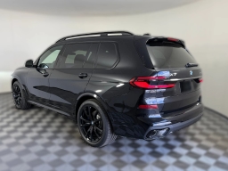 BMW X7 xDrive40i Sports Activity Vehicle 2026