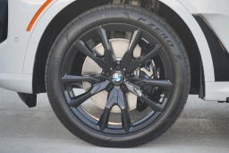 BMW X7 xDrive40i Sports Activity Vehicle 2026