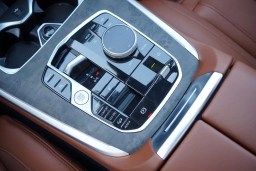 BMW X7 xDrive40i Sports Activity Vehicle 2026