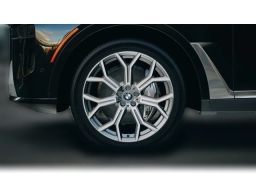 BMW X7 xDrive40i Sports Activity Vehicle 2026