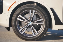 BMW X7 xDrive40i Sports Activity Vehicle 2026