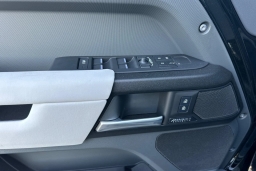 Land Rover Defender V8 130 P500 2025