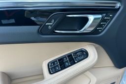 Porsche Macan Base AWD 2026