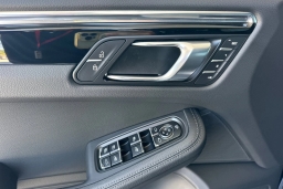 Porsche Macan Base AWD 2026