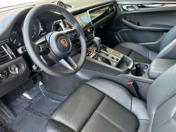 Porsche Macan Base AWD 2026