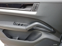 Porsche Cayenne Base AWD 2026