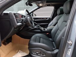 Porsche Cayenne Base AWD 2026