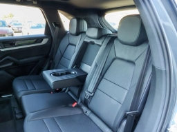 Porsche Cayenne Base AWD 2026