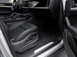 Porsche Cayenne Base AWD 2025