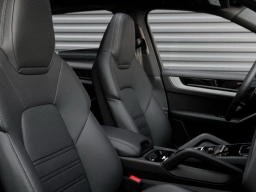 Porsche Cayenne Base AWD 2025