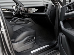 Porsche Cayenne Base AWD 2025