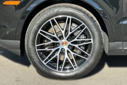 Porsche Cayenne Base AWD 2026