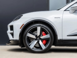 Porsche Macan Electric Turbo AWD 2025