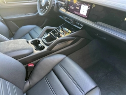 Porsche Cayenne GTS AWD 2026