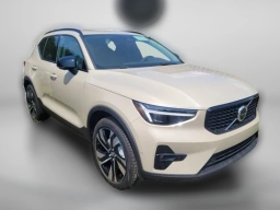 Volvo XC40 Plus Dark Theme B5 AWD 2025