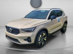 Volvo XC40 Plus Dark Theme B5 AWD 2025