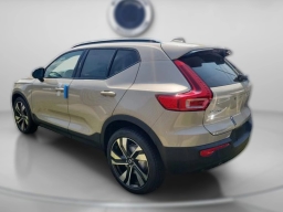Volvo XC40 Plus Dark Theme B5 AWD 2025