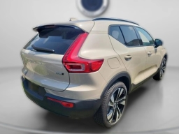 Volvo XC40 Plus Dark Theme B5 AWD 2025