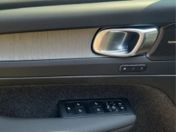 Volvo XC40 Plus Dark Theme B5 AWD 2025