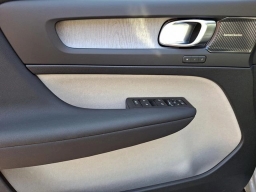 Volvo XC40 Ultra Bright Theme B5 AWD 2025