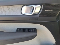 Volvo XC40 Ultra Bright Theme B5 AWD 2025